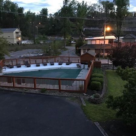 Spacious Downtown Condo Walking Distance To Downtown Gatlinburg Sleeps 6 Guests Kültér fotó