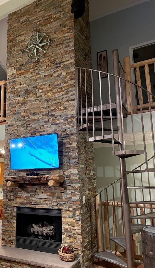Spacious Downtown Condo Walking Distance To Downtown Gatlinburg Sleeps 6 Guests Kültér fotó
