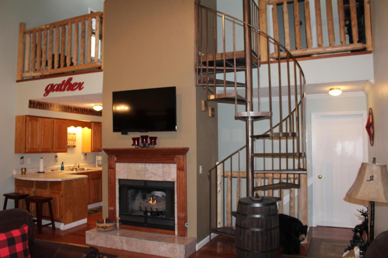 Spacious Downtown Condo Walking Distance To Downtown Gatlinburg Sleeps 6 Guests Kültér fotó