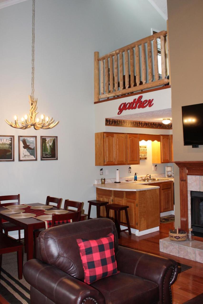 Spacious Downtown Condo Walking Distance To Downtown Gatlinburg Sleeps 6 Guests Kültér fotó