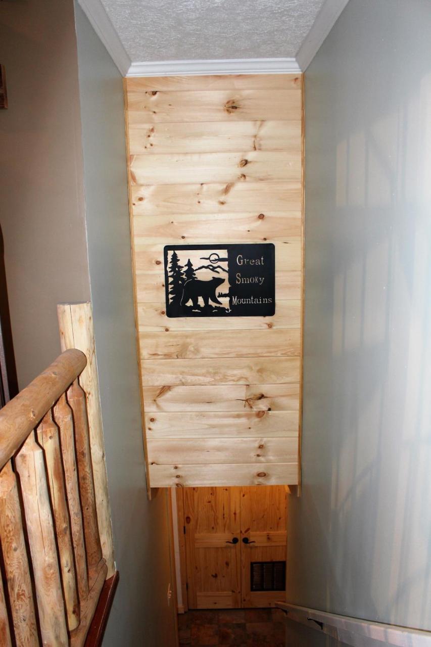 Spacious Downtown Condo Walking Distance To Downtown Gatlinburg Sleeps 6 Guests Kültér fotó
