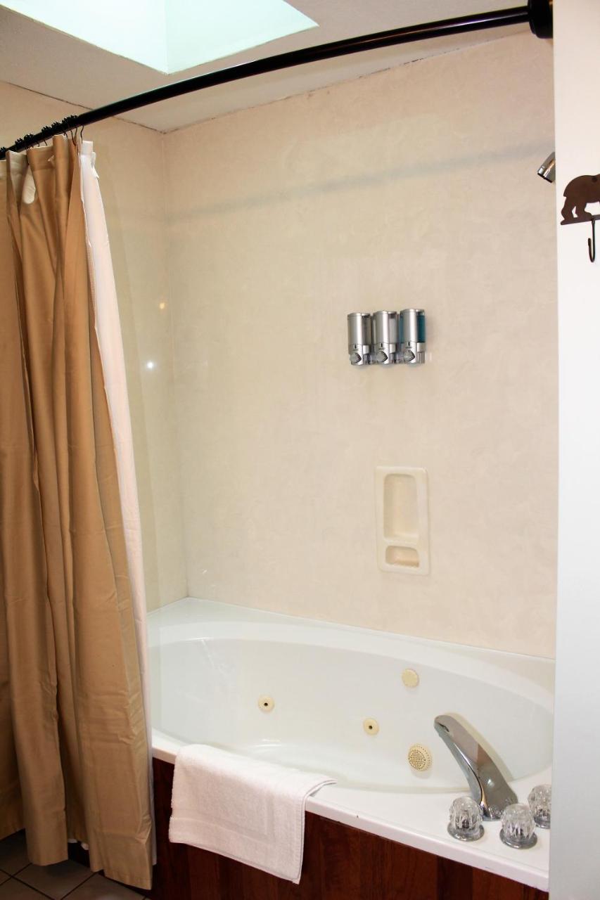 Spacious Downtown Condo Walking Distance To Downtown Gatlinburg Sleeps 6 Guests Kültér fotó