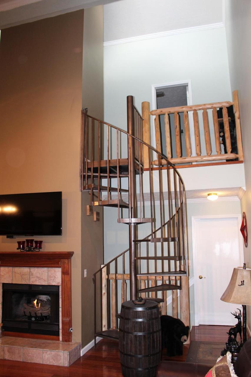 Spacious Downtown Condo Walking Distance To Downtown Gatlinburg Sleeps 6 Guests Kültér fotó