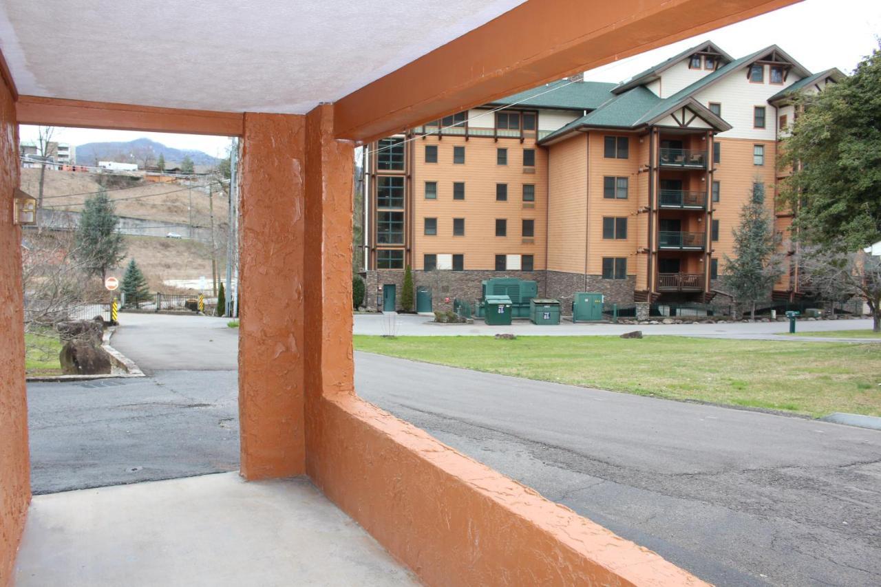 Spacious Downtown Condo Walking Distance To Downtown Gatlinburg Sleeps 6 Guests Kültér fotó
