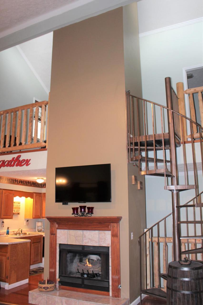 Spacious Downtown Condo Walking Distance To Downtown Gatlinburg Sleeps 6 Guests Kültér fotó