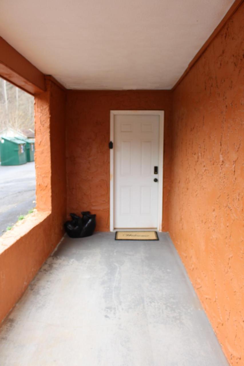 Spacious Downtown Condo Walking Distance To Downtown Gatlinburg Sleeps 6 Guests Kültér fotó
