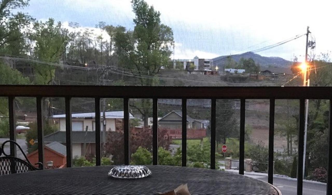 Spacious Downtown Condo Walking Distance To Downtown Gatlinburg Sleeps 6 Guests Kültér fotó