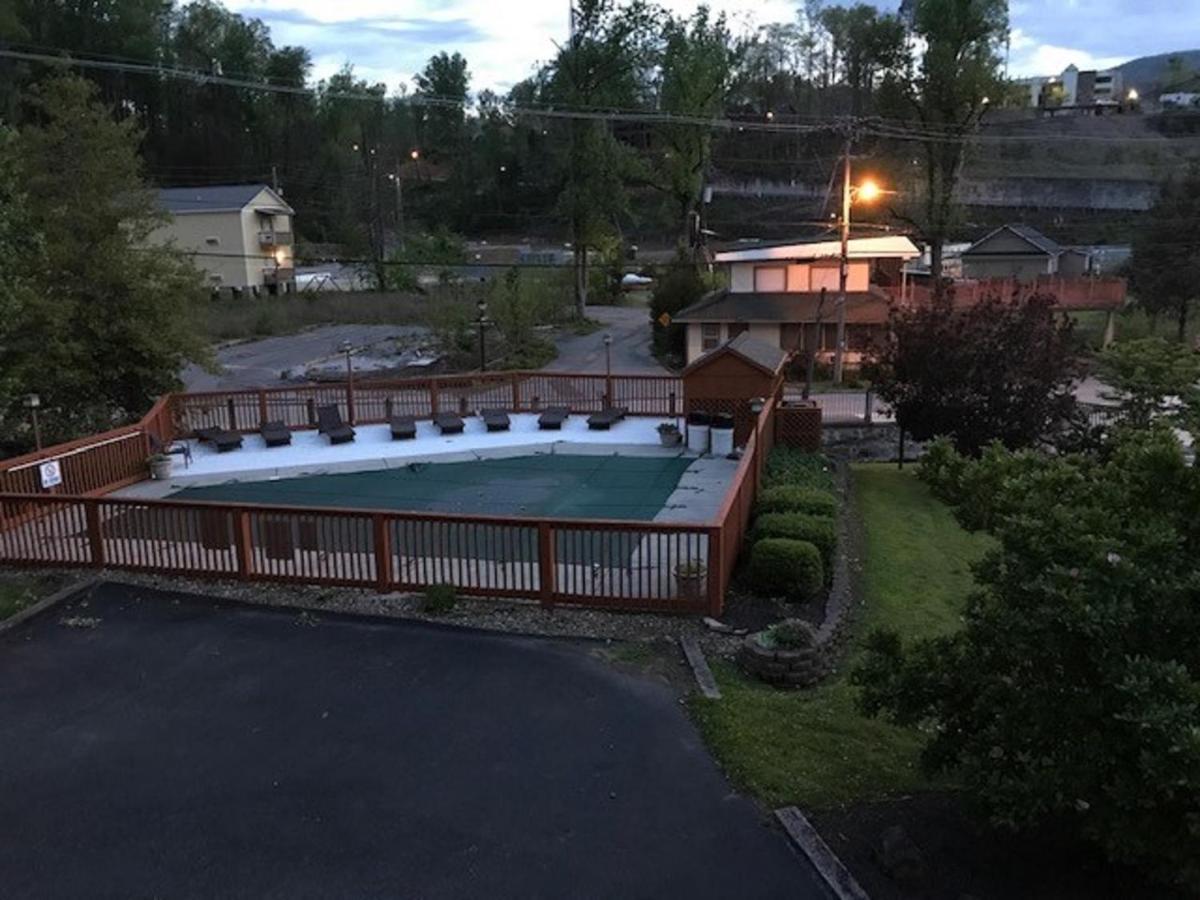 Spacious Downtown Condo Walking Distance To Downtown Gatlinburg Sleeps 6 Guests Kültér fotó