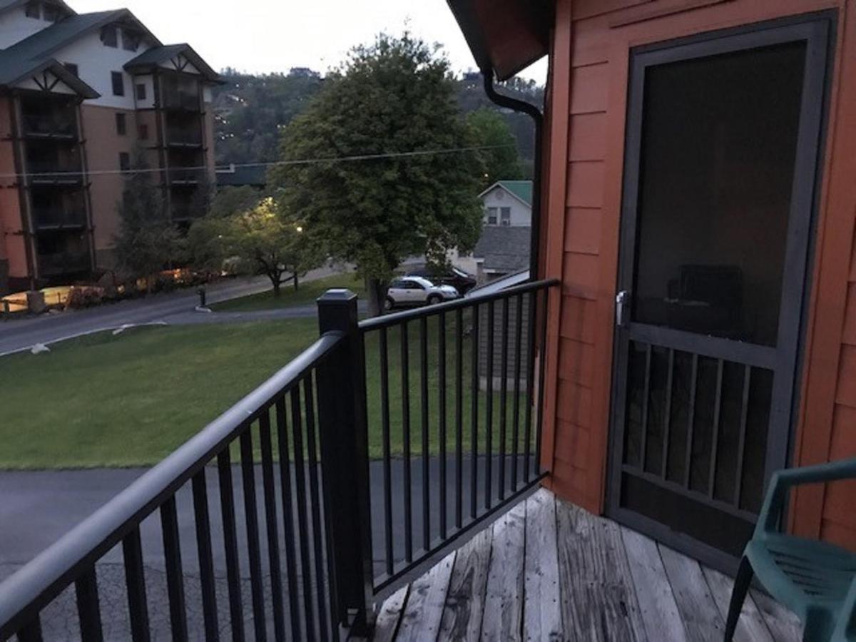 Spacious Downtown Condo Walking Distance To Downtown Gatlinburg Sleeps 6 Guests Kültér fotó