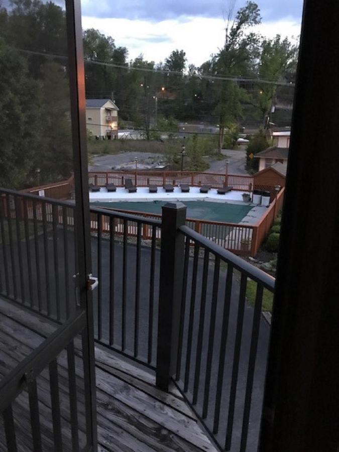 Spacious Downtown Condo Walking Distance To Downtown Gatlinburg Sleeps 6 Guests Kültér fotó